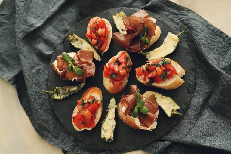 Bruschette Con Miele di Castagno, Lardo, Funghi Porcini 4 BRUSCHETTE CROCCANTI CON LARDO FUNGHI PORCINI E MIELE DI CASTAGNO
