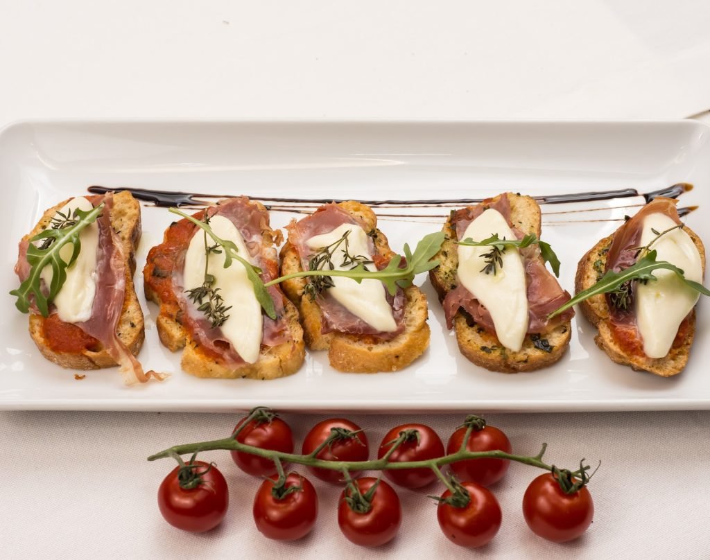 CROSTINI ALLE MELE, BRIE E MIELE